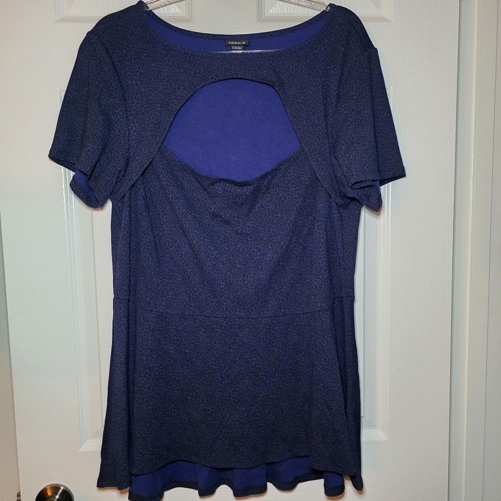 Torrid Front Cutout Top Womens Plus Sz 2 Purple/Blue Animal Print Short Sleeve